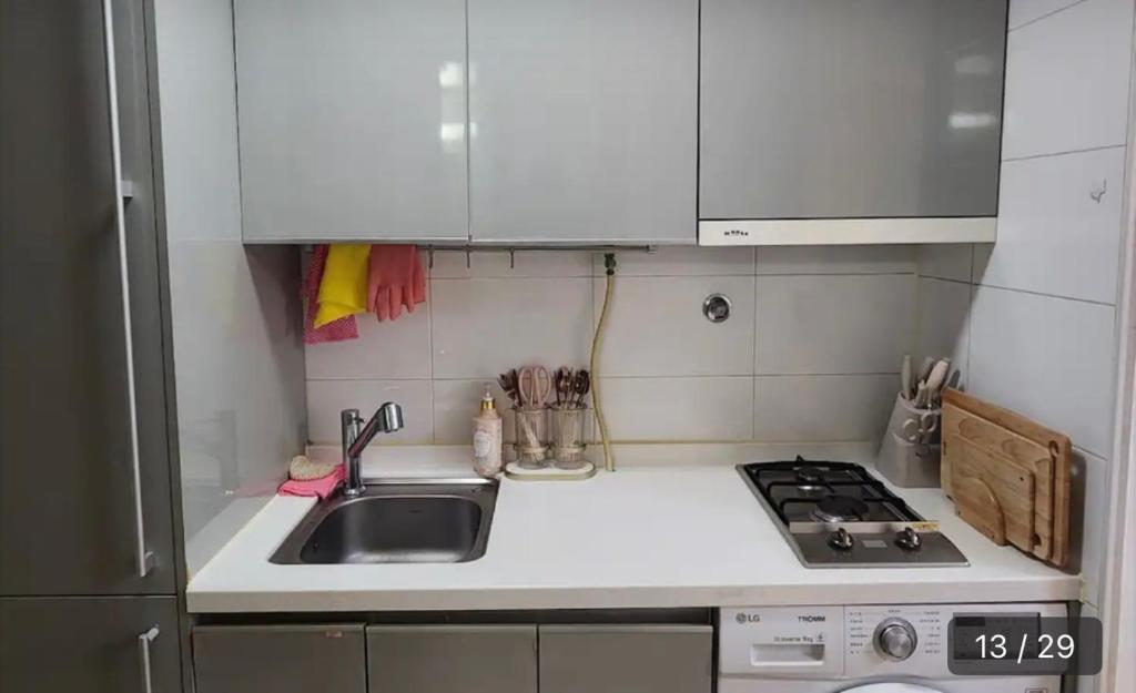 首尔Gangnam House#good price#Luxury#Confort#Best location的一间带水槽和炉灶的小厨房