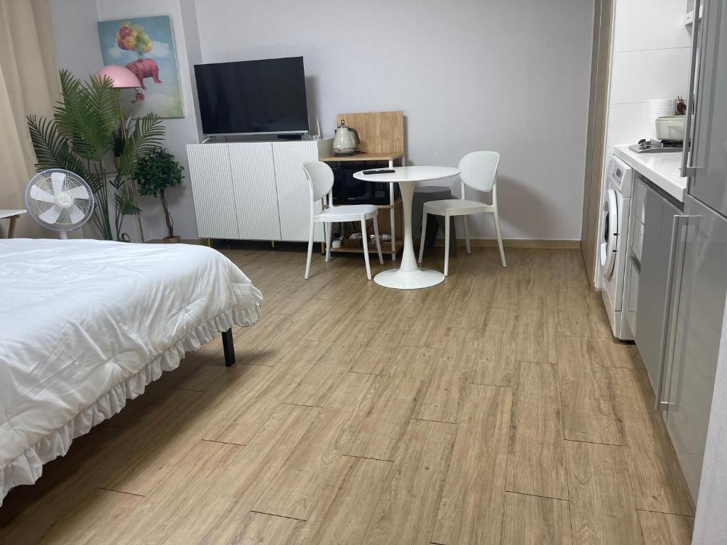 Gangnam House#good price#Luxury#Confort#Best location的电视和/或娱乐中心