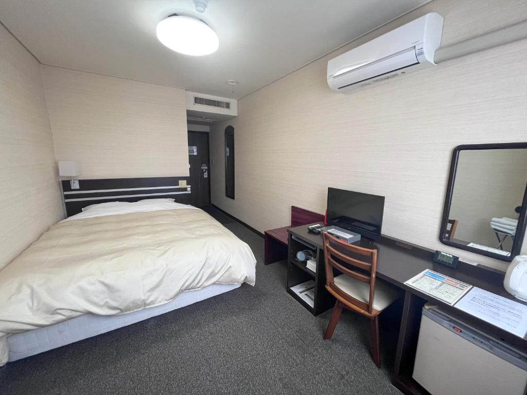 Postel nebo postele na pokoji v ubytování HOTEL CROWN HILLS FUJINOMIYA
