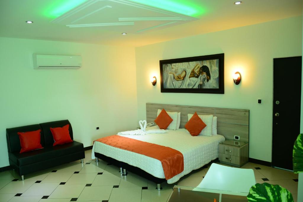 a hotel room with a bed and a chair at Gran Hotel Internacional Sanbara in Arauca