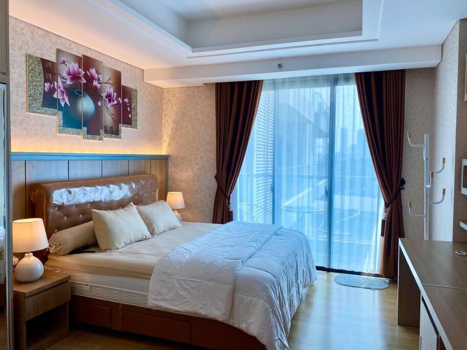 Tempat tidur dalam kamar di Apt Capitol Suites Senen Studio, Pool & Netflix by Damaresa