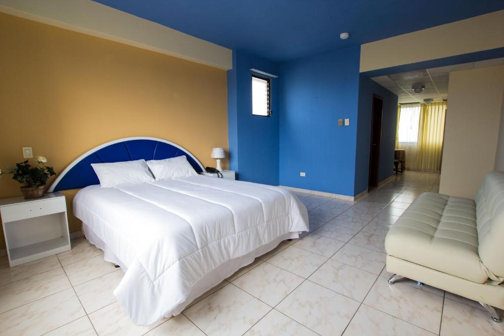 Postel nebo postele na pokoji v ubytování Blue Bay Hotel