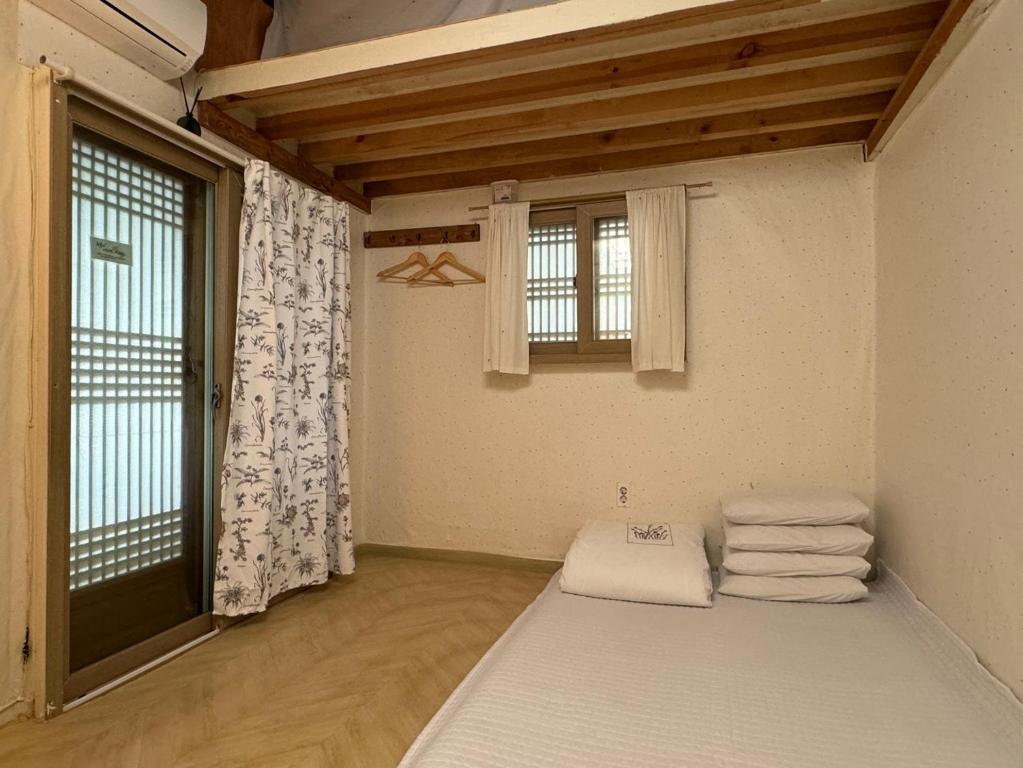 Postel nebo postele na pokoji v ubytování Pungnam House