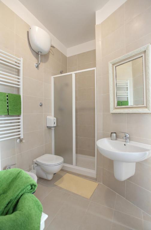 A bathroom at Napoli Pietrasanta LT