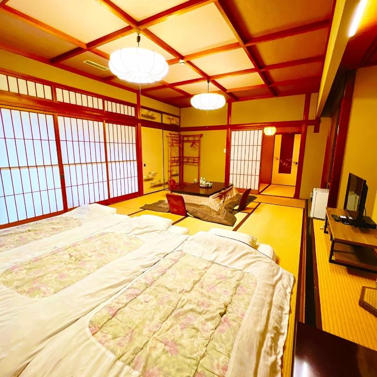 TV a/nebo společenská místnost v ubytování Japanese style hotel and dining Morigen