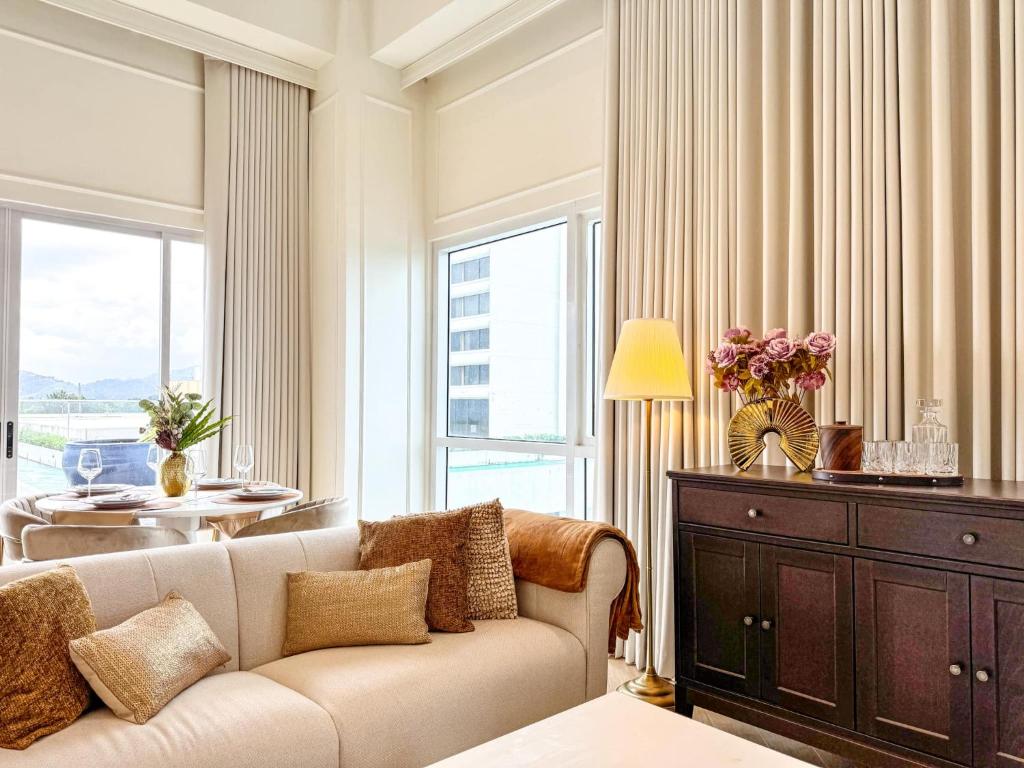 Ruang duduk di The Suite- Luxurious City Skyline