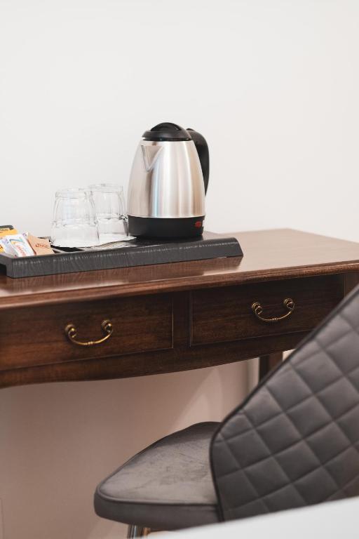 Příslušenství pro přípravu čaje a kávy v ubytování Carlo Felice Boutique Hotel