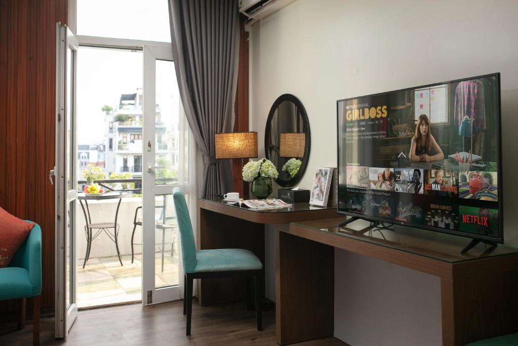 TV a/nebo společenská místnost v ubytování Anise Hotel & Spa Hanoi