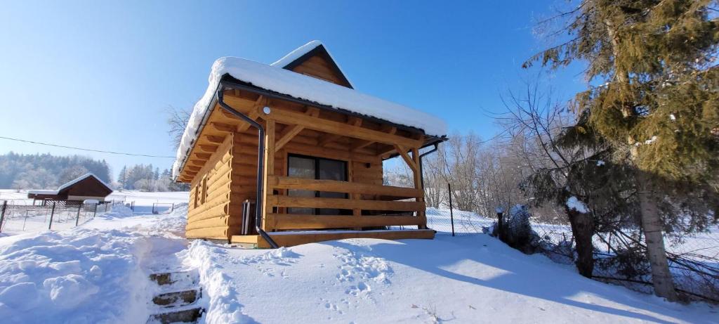 Vilka Cibulka a chata Cesnačik during the winter