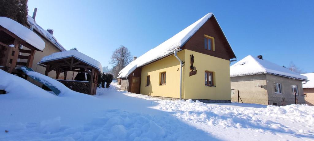 Vilka Cibulka a chata Cesnačik during the winter