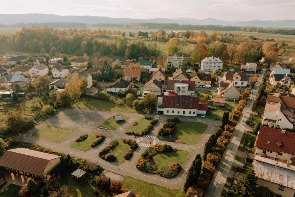 una vista aérea de una pequeña ciudad con casas en Dream Resort, en Turčianske Teplice