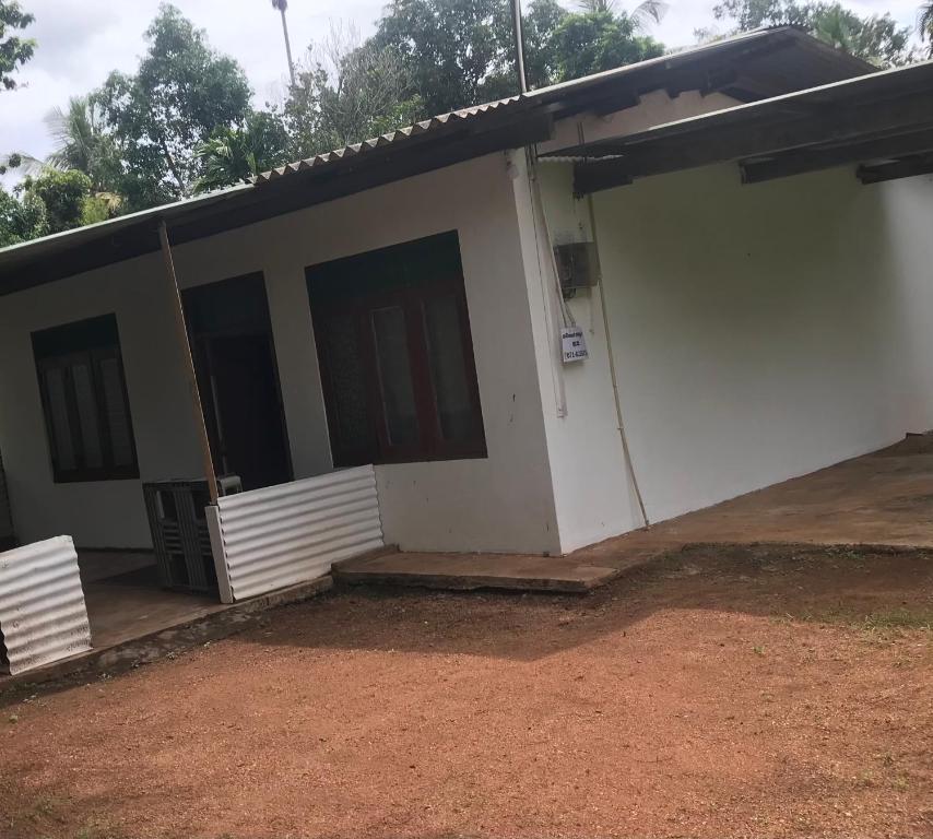 アヌラーダプラにあるTharuja Holiday Homeの小さな白い家