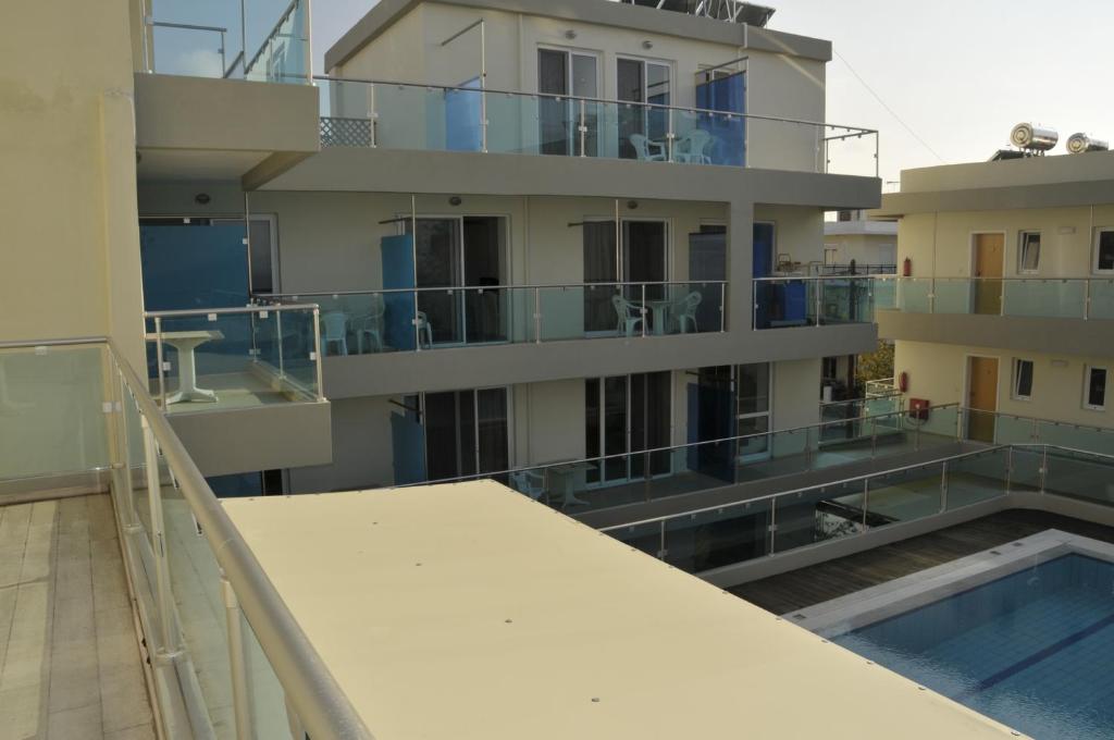 Bazén v ubytování Bristol Sea View Apartments nebo v jeho okolí