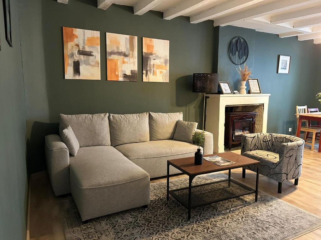 un salon avec un canapé et une table dans l'établissement Maison de la Greve - coeur de Marans avec cour, à Marans