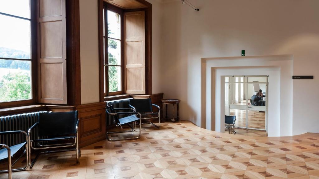 Posezení v ubytování Schloss Münchenwiler