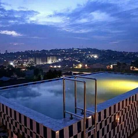 Piscina a Mera Homes o a prop
