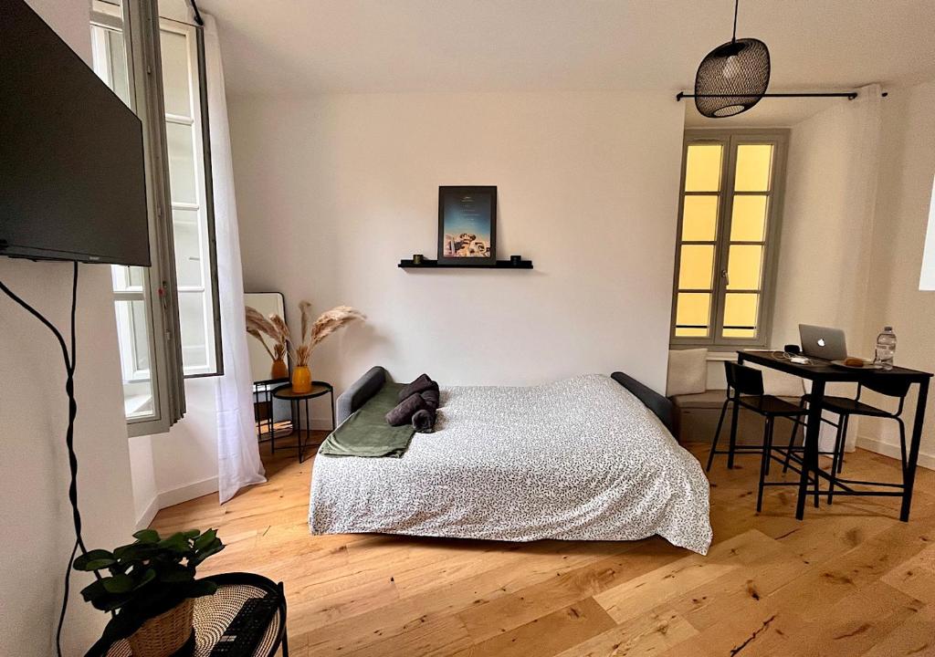 - une chambre avec un ours en peluche posé sur un lit dans l'établissement Studio centre Nice VieilleVille, à Nice