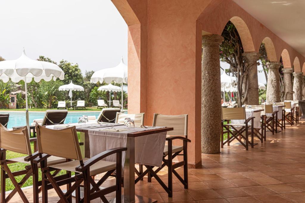 Bazén v ubytovaní Hotel Cala Caterina alebo v jeho blízkosti