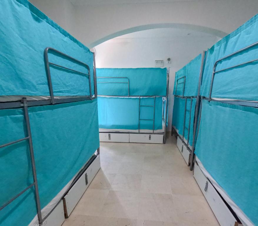 Palanda nebo palandy na pokoji v ubytování Duque Nest Hostel