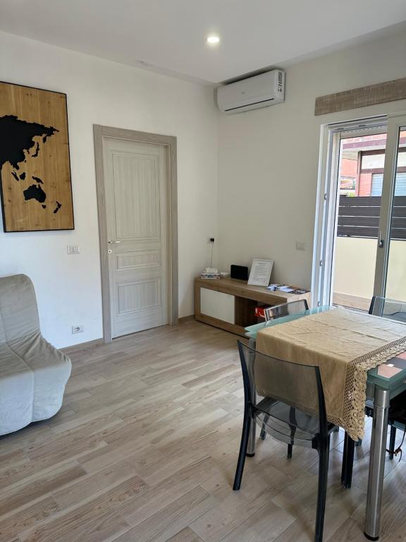 un soggiorno con tavolo e scrivania di la casetta di Max a Roma