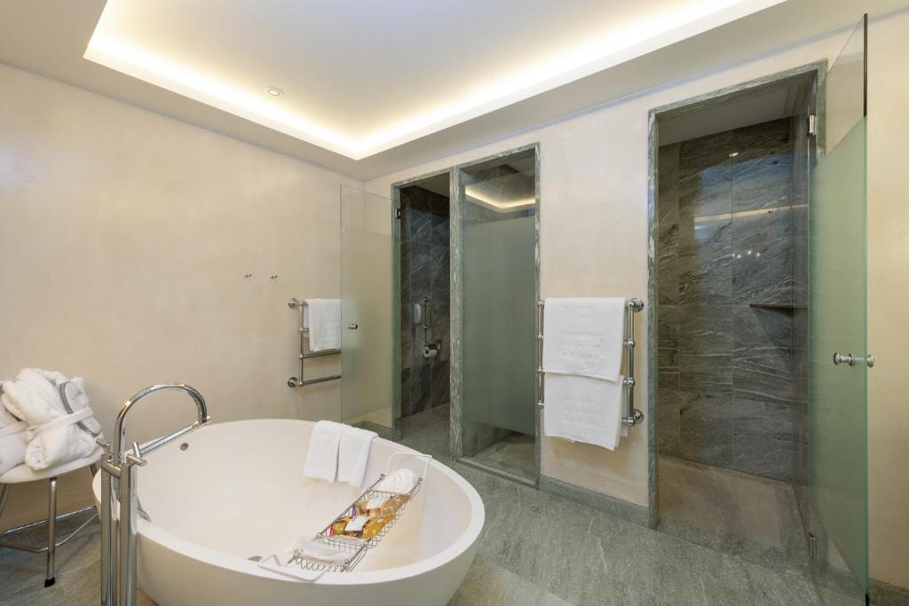 Koupelna v ubytování Suvretta House