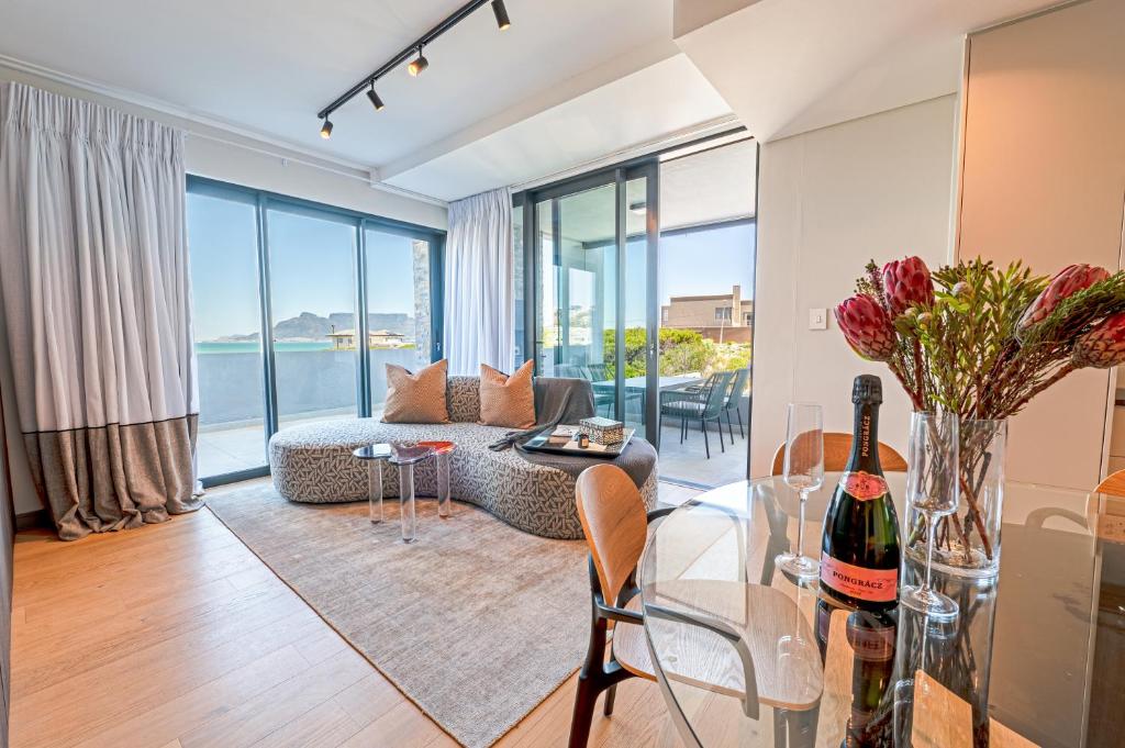 Posezení v ubytování Beachfront Apartment with wrap around terrace in Blouberg, 04 Azul