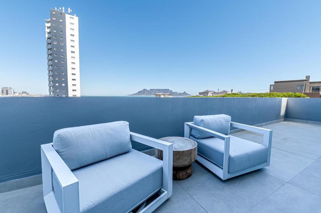 Posezení v ubytování Beachfront Apartment with wrap around terrace in Blouberg, 04 Azul