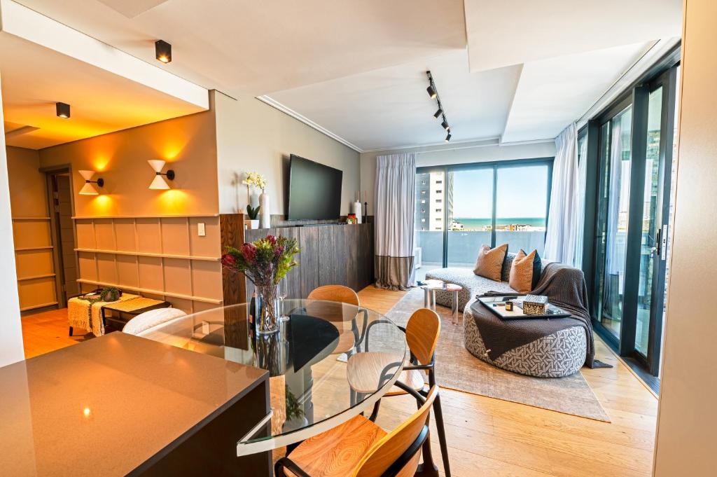 Posezení v ubytování Beachfront Apartment with wrap around terrace in Blouberg, 04 Azul