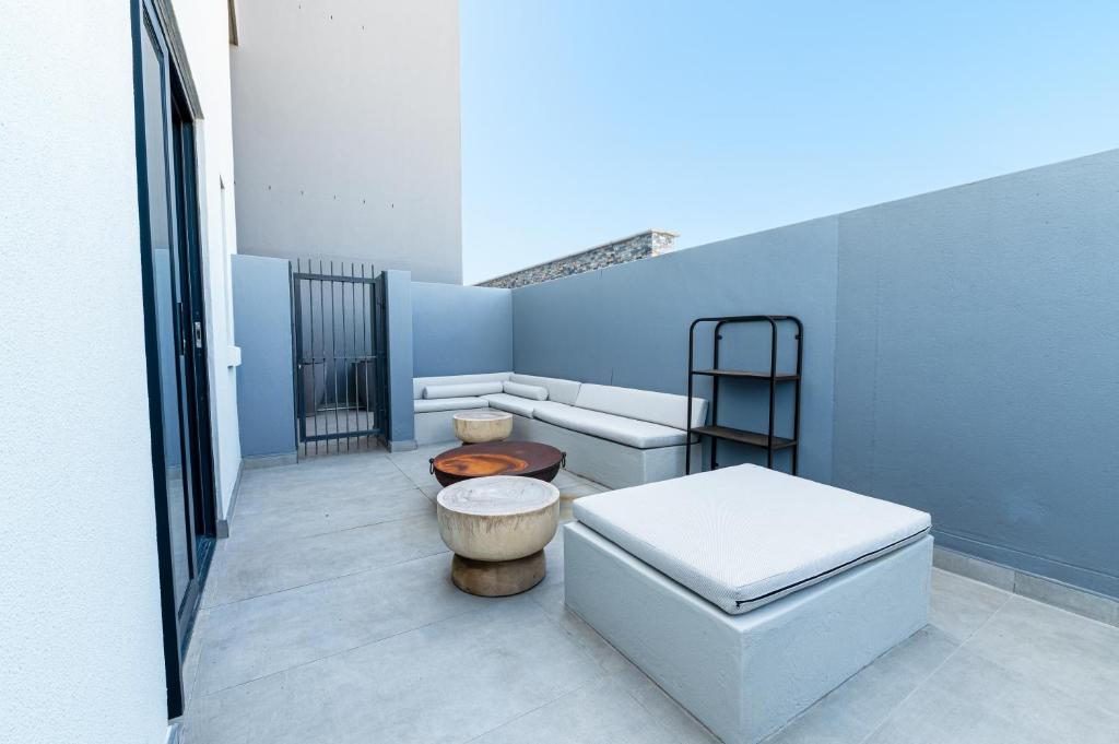 Posezení v ubytování Beachfront Apartment with wrap around terrace in Blouberg, 04 Azul