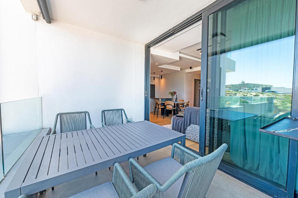 Balkón nebo terasa v ubytování Beachfront Apartment with wrap around terrace in Blouberg, 04 Azul