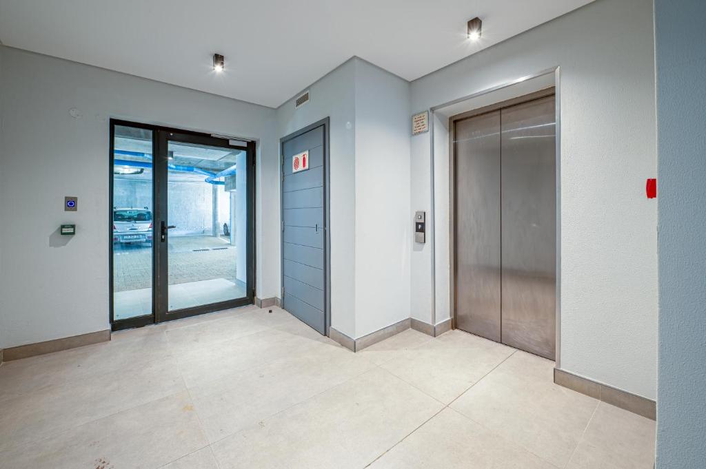 Fotografie z fotogalerie ubytování Beachfront Apartment with wrap around terrace in Blouberg, 04 Azul v destinaci Bloubergstrand