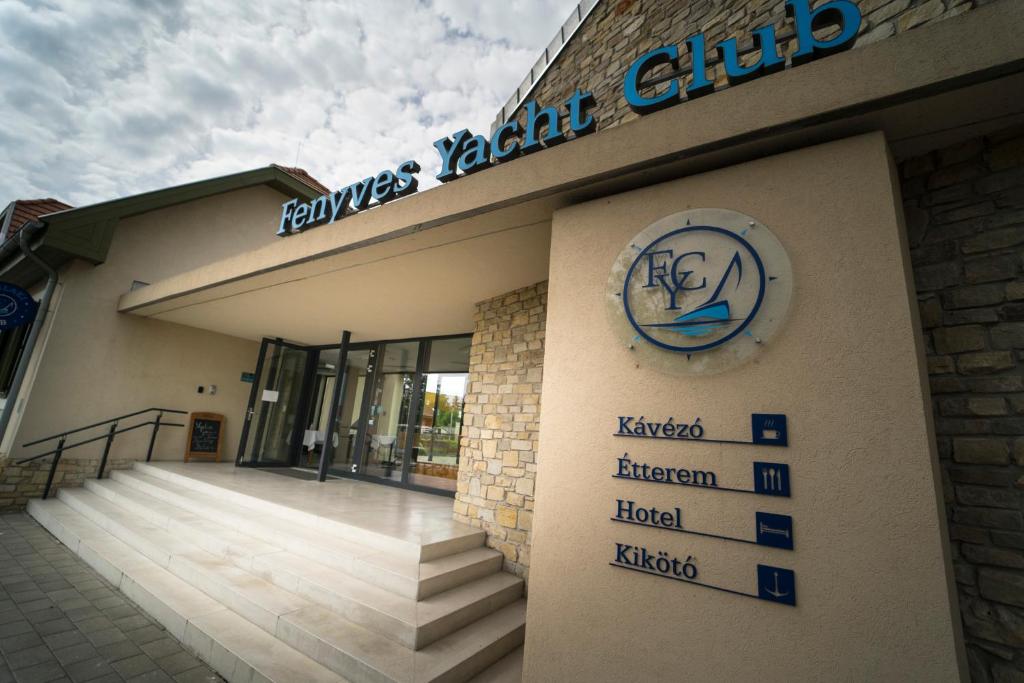 Fenyves Yacht Club Superior 8646 Balatonfenyves, Mária utca 1 kép - 1