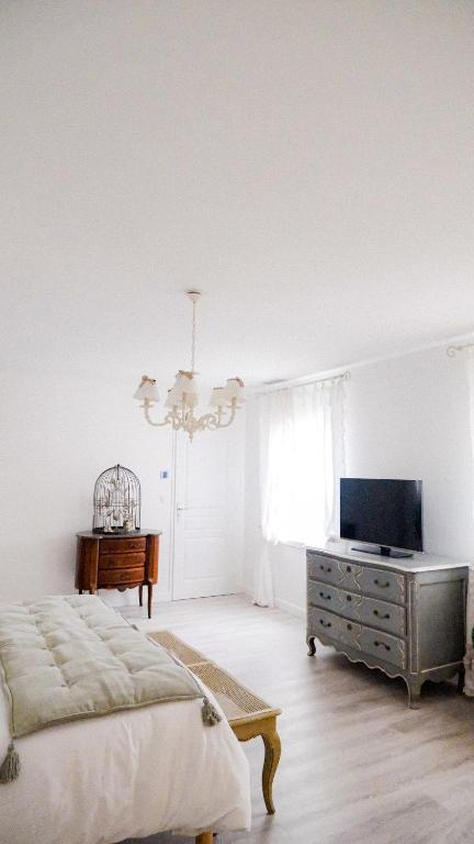 Le Bonheur de l'Instant - Kamer Met Kingsize Bed En Uitzicht Op De Tuin