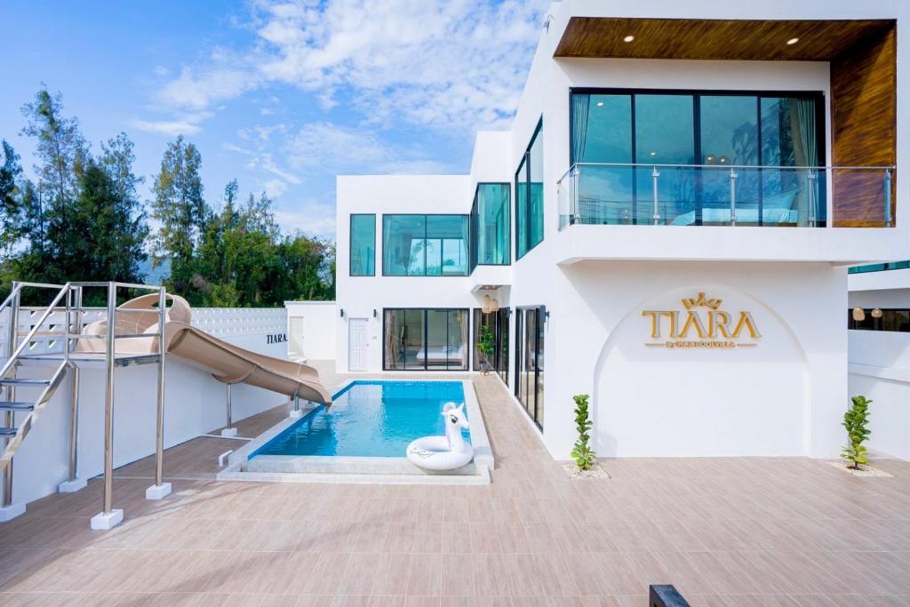 Casa blanca grande con piscina en Tiara PoolVilla Pattaya Bang Saray Beach 1 km, en Bang Sare