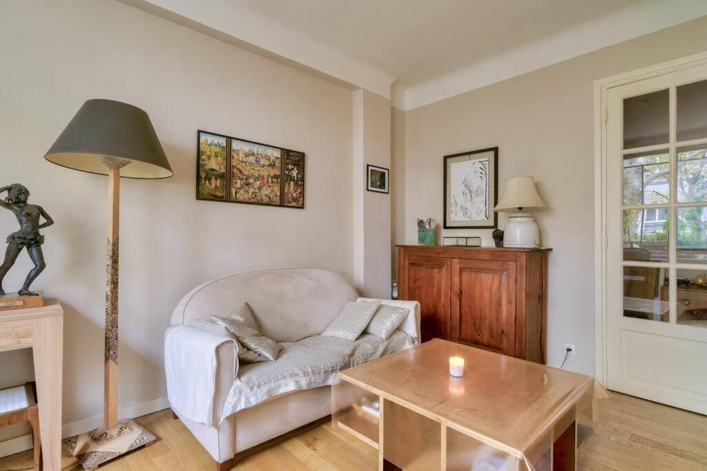 un salon avec une chaise et une table dans l'établissement Appart calme à Buttes-Chaumont, à Paris