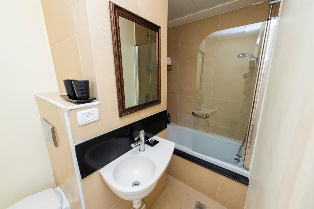 Koupelna v ubytování Hotel Basel Tel-Aviv