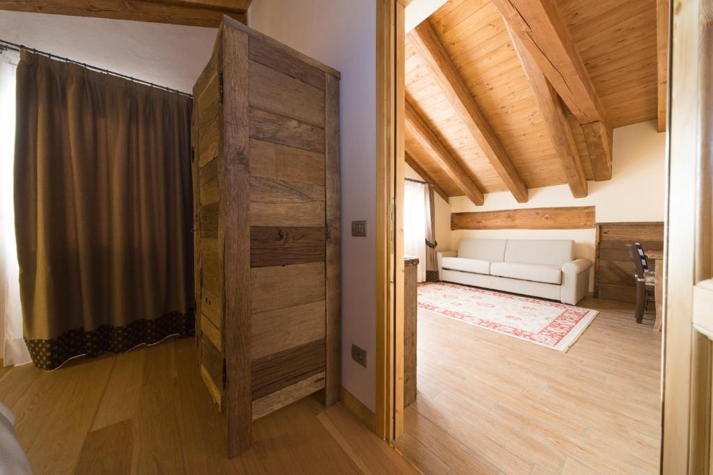 a room with a wooden floor and a wooden door at La Vigne de Papagran in Aosta