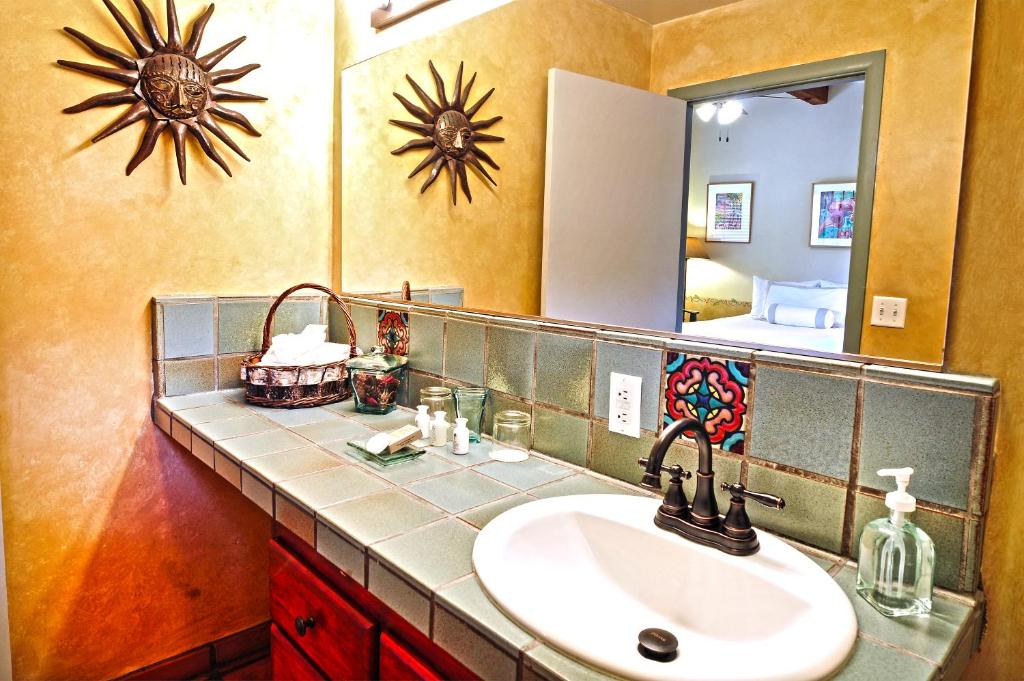 Blue Iguana Inn - 