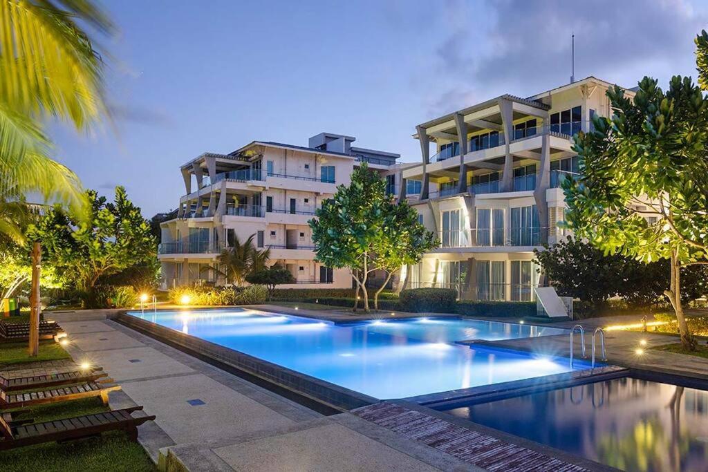 ein großes Schwimmbad vor einem Gebäude in der Unterkunft Nilaveli Condos by Amba in Nilaveli