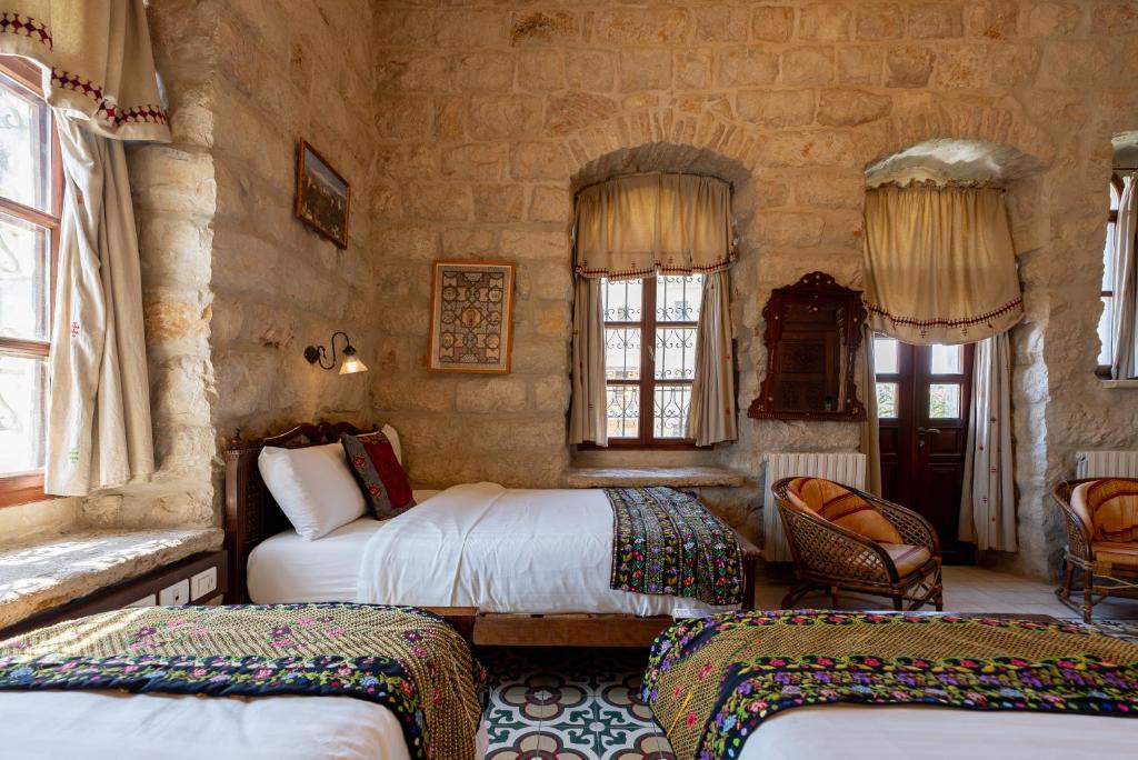 Postel nebo postele na pokoji v ubytování Jerusalem Hotel