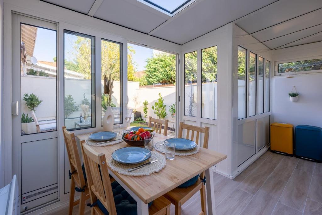 En balkon eller terrasse på La Truffière - Charmante maison avec terrasse