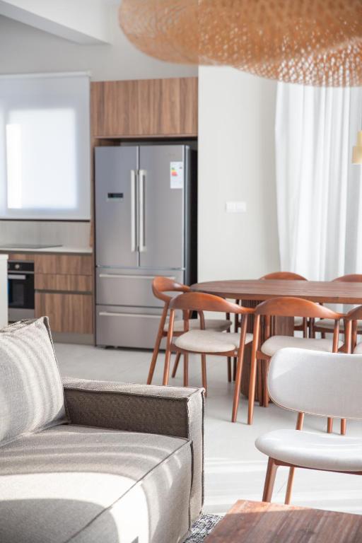 Kuchyň nebo kuchyňský kout v ubytování LIV & CO Suites & Villas