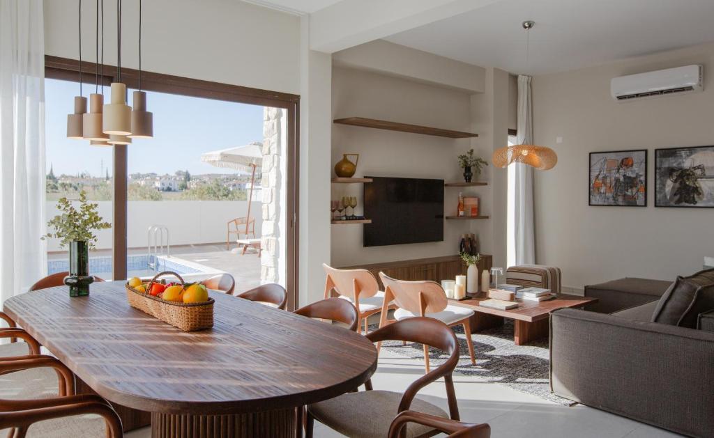 TV a/nebo společenská místnost v ubytování LIV & CO Suites & Villas