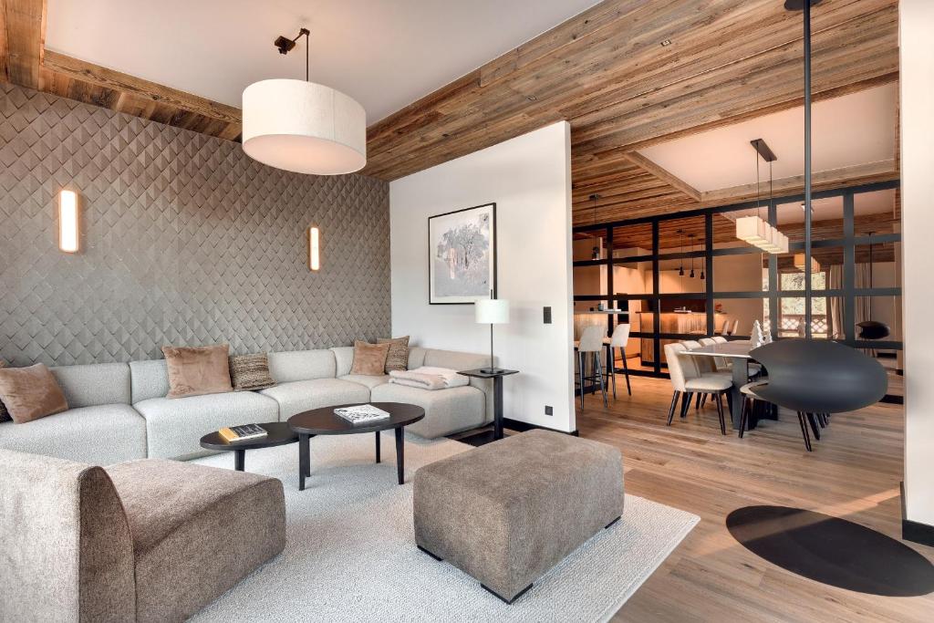 un soggiorno con un divano e un tavolo di Antarès NAOS 201 - luxury apartment ski inski out a Méribel