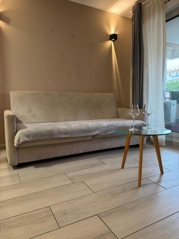 un salon avec un canapé et une table dans l'établissement appartement proche de la mer, à Cannes