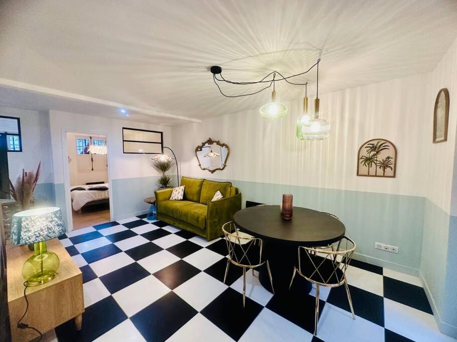 - un salon avec un sol en damier noir et blanc dans l'établissement Chez Madeleine au Petit Palais, à Périgueux