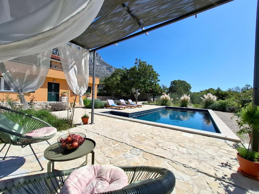 a backyard with a swimming pool and a villa at Villa Vinka in Kozica