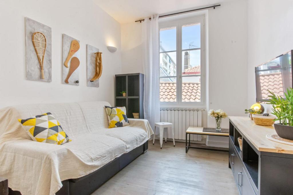 un salon avec un canapé et une table dans l'établissement Appartement Amarilla - Welkeys, à Biarritz