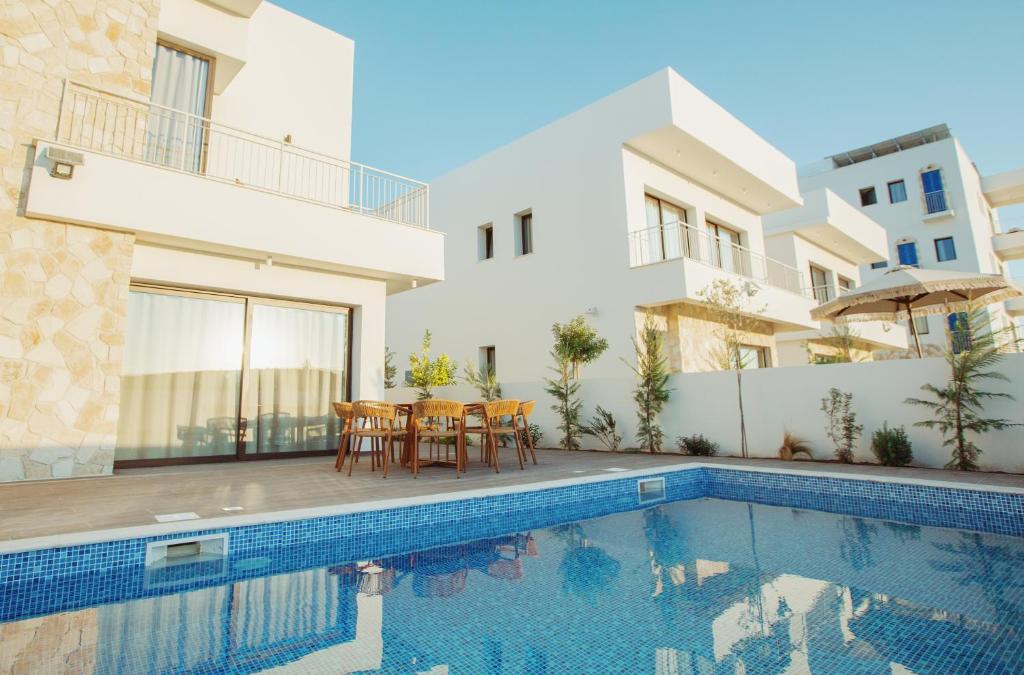 Bazén v ubytování LIV & CO Suites & Villas nebo v jeho okolí