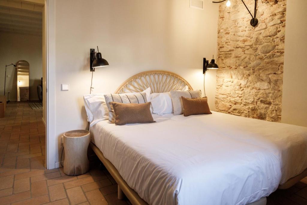 Postel nebo postele na pokoji v ubytování La Comuna by Bon Dia Residences